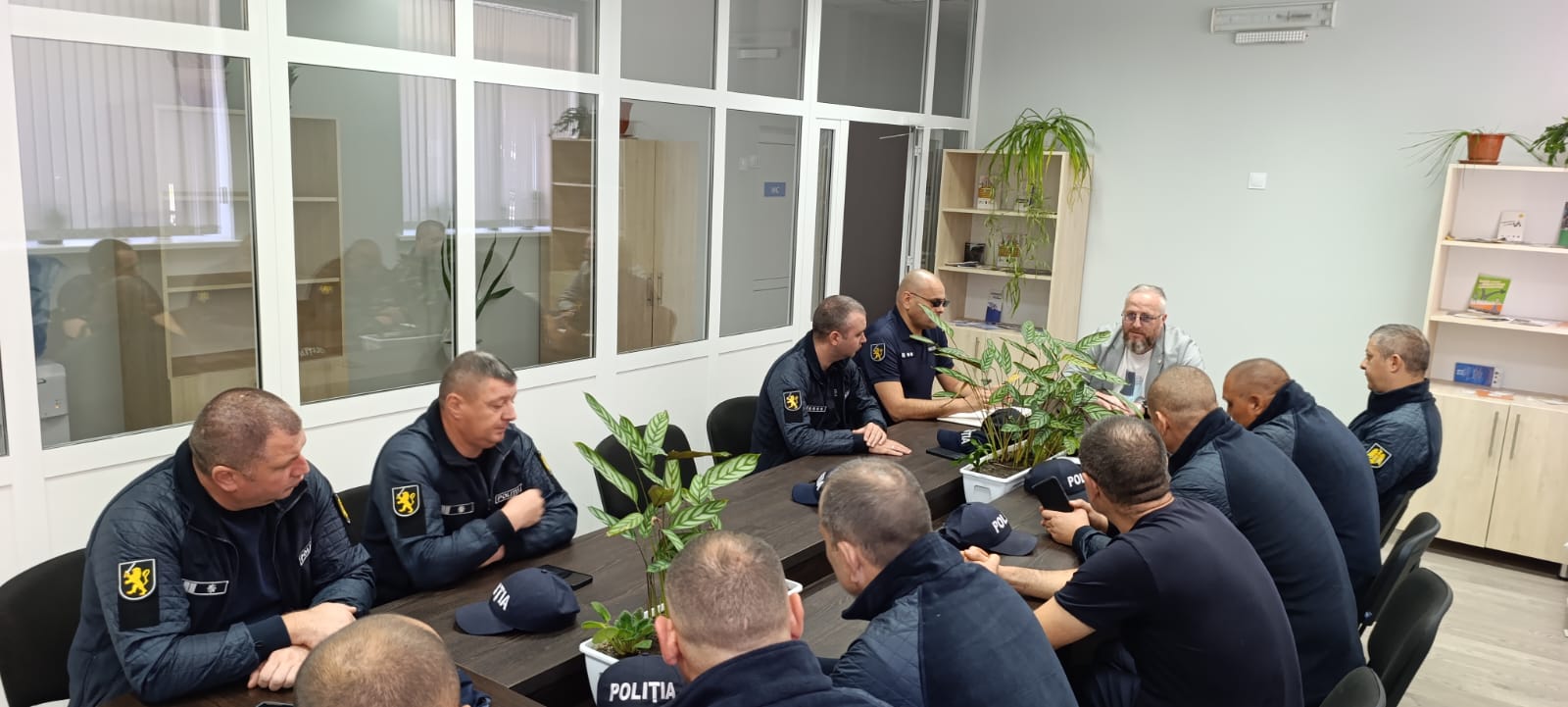 Garantarea ordinii și a legalității electorale: Întâlnire între Președintele CECE Ungheni și angajații Inspectoratului de Poliție Ungheni de Ziua Internațională a Democrației