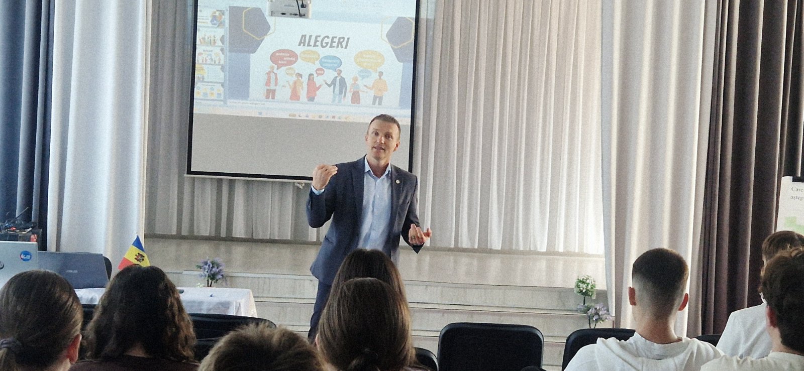 Un ultim popas al campaniei de informare dedicate Zilei Internaționale a Democrației, la IP Liceul Teoretic „Lucian Blaga” din or. Telenești